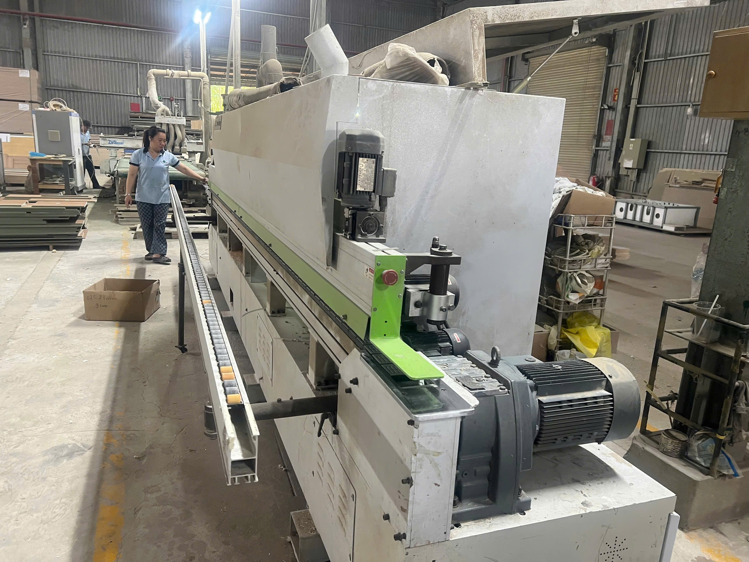 Edge banding machine 1